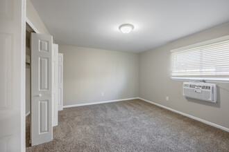 Wade Manor in Inkster, MI - Building Photo - Interior Photo