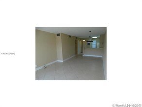 2226 N Cypress Bend Dr-Unit -210 in Pompano Beach, FL - Building Photo - Building Photo