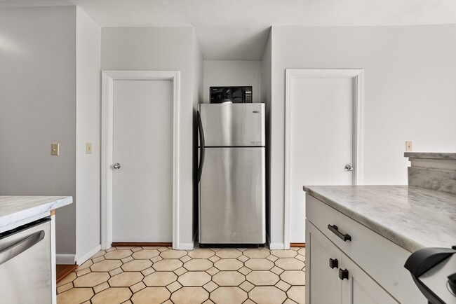 117 Cottage St, Unit 3 in Boston, MA - Building Photo - Building Photo