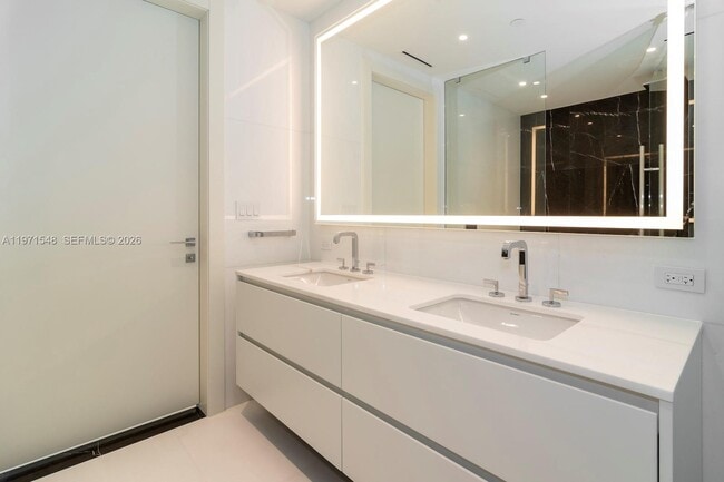 300 Biscayne Boulevard Way, Unit 5005 in Miami, FL - Foto de edificio - Building Photo