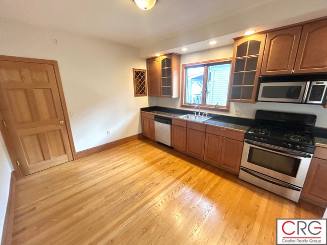 18 Wellington Rd, Unit 2 in Medford, MA - Foto de edificio - Building Photo