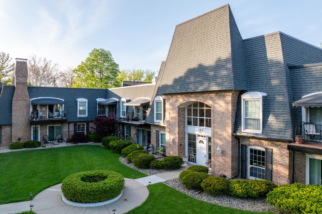 Chateau Richelieu in Peoria, IL - Building Photo