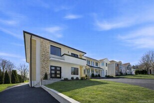 31 Gedney Way in White Plains, NY - Building Photo