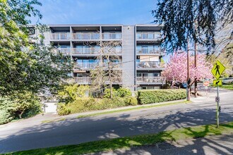 Lakeview Place in Seattle, WA - Building Photo - Building Photo
