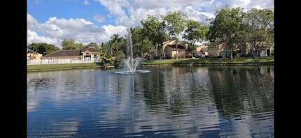 301 Palm Way in Pembroke Pines, FL - Foto de edificio - Building Photo