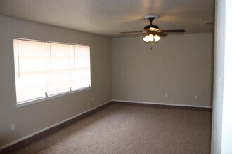 5617 13th St-Unit -B (#8-M) in Lubbock, TX - Foto de edificio - Building Photo