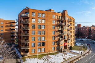 Le Savoie in Montréal, QC - Building Photo
