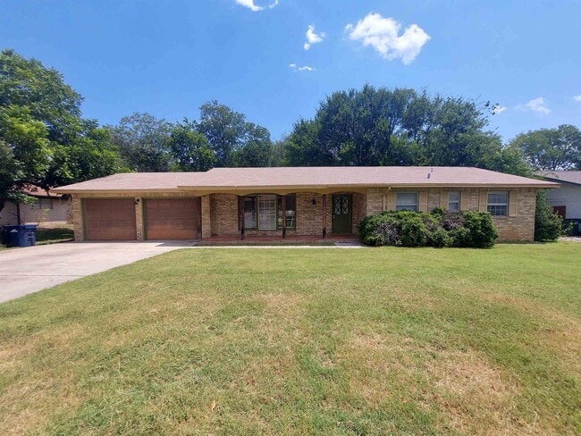 property at 1005 N Vandeveer St