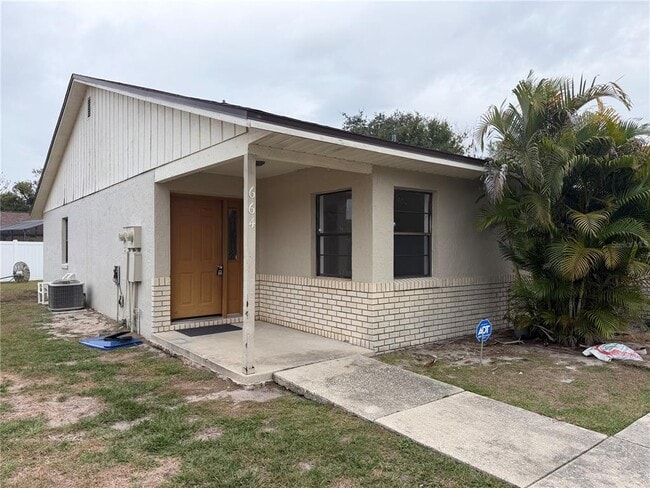 664 Royalty Ct in Poinciana, FL - Building Photo - Building Photo