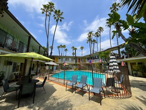 Tahitian Village Apartments in Reseda, CA - Foto de edificio - Building Photo