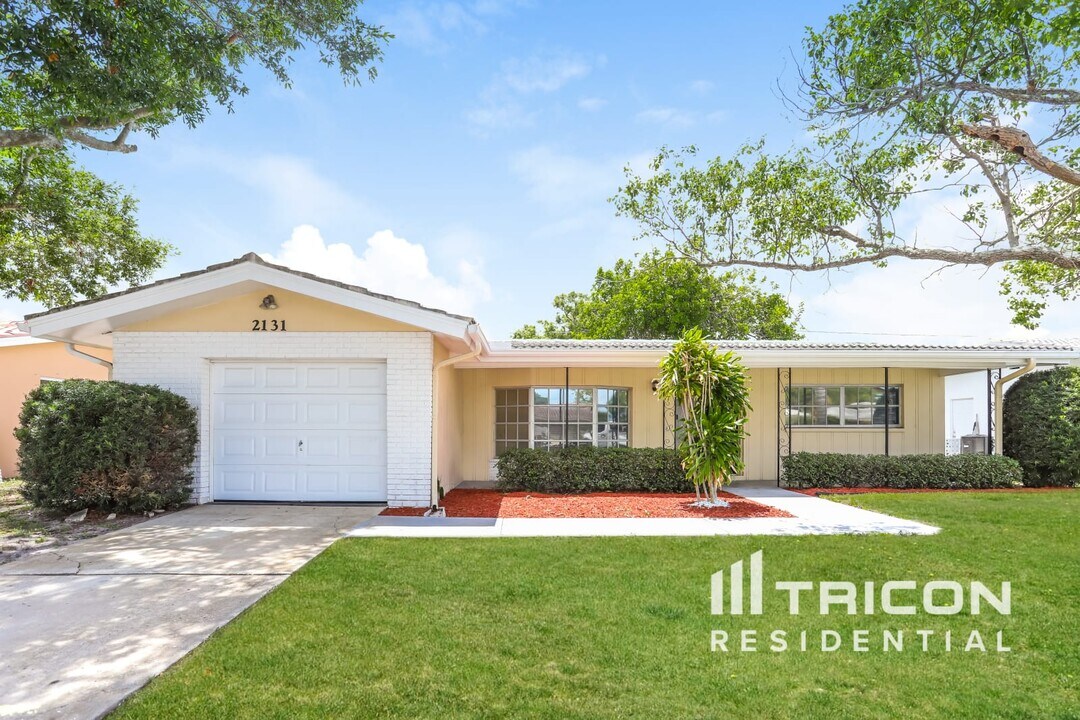2131 Greenbriar Blvd in Clearwater, FL - Building Photo