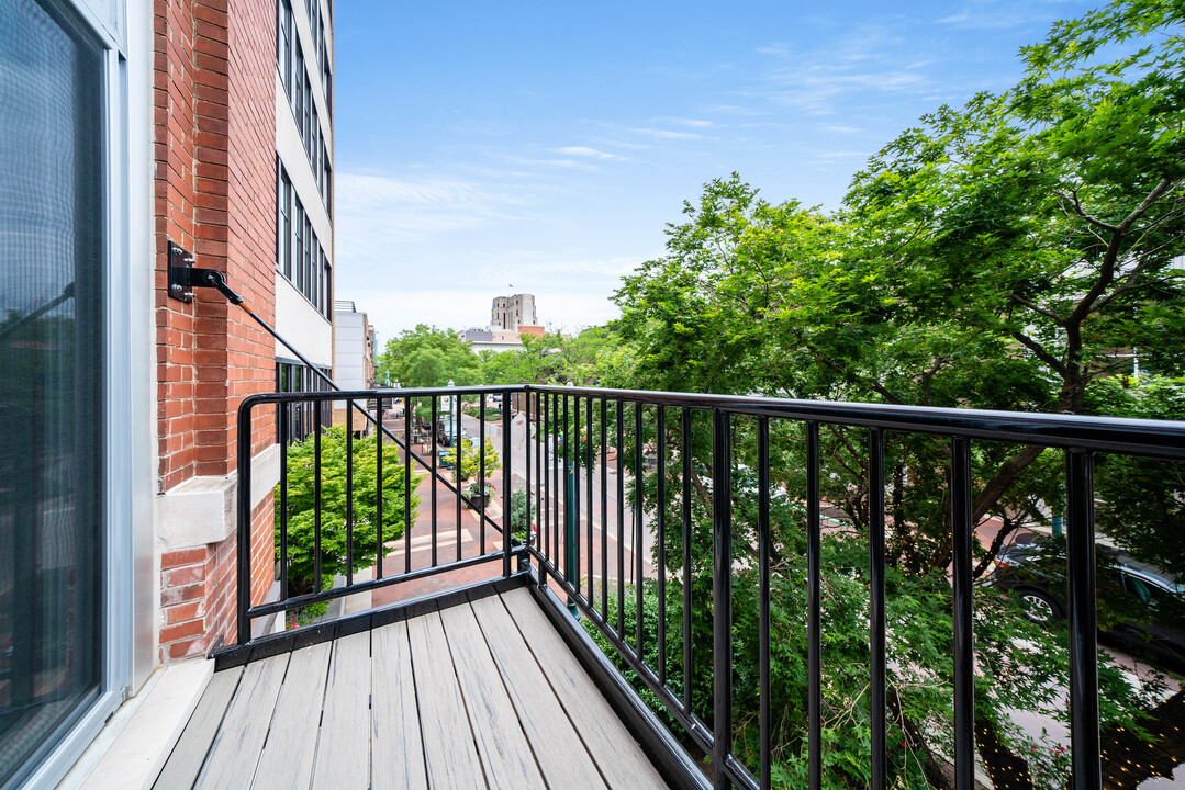 Peregrine Square in Kalamazoo, MI - Building Photo