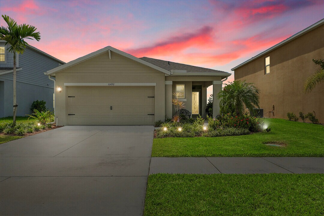 10692 SW Vasari Way in Port St. Lucie, FL - Building Photo