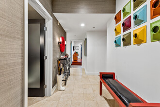 130 N Swall Dr, Unit 102 in Beverly Hills, CA - Building Photo - Building Photo