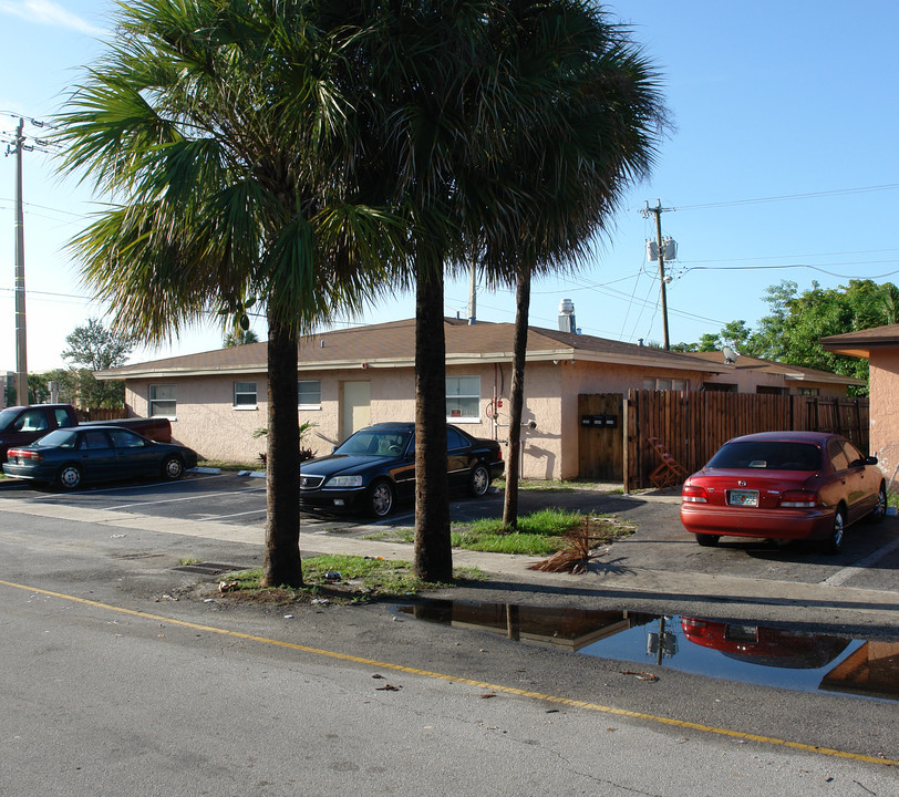 5600 NW 27th Ct in Fort Lauderdale, FL - Building Photo