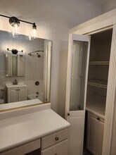 823 N Hoyne Ave, Unit Apartment 2 in Chicago, IL - Building Photo - Building Photo