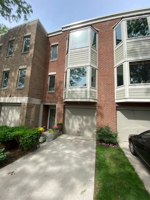 property at 2304 N Lakewood Ave