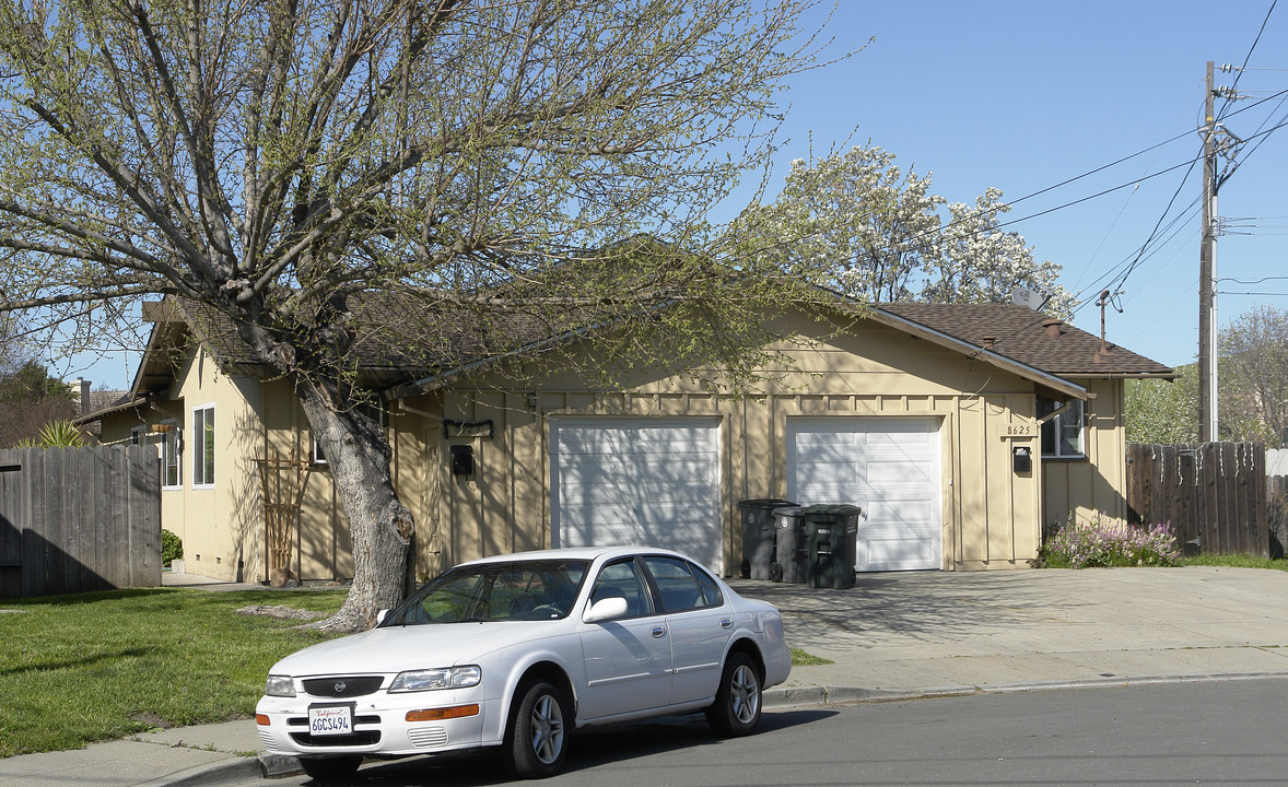 8625-8627 Beverly Ln in Dublin, CA - Foto de edificio