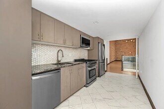 121 E 37th St in New York, NY - Building Photo - Building Photo