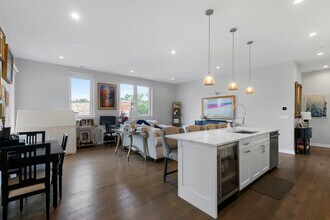 2205 W Medill Ave in Chicago, IL - Building Photo - Building Photo