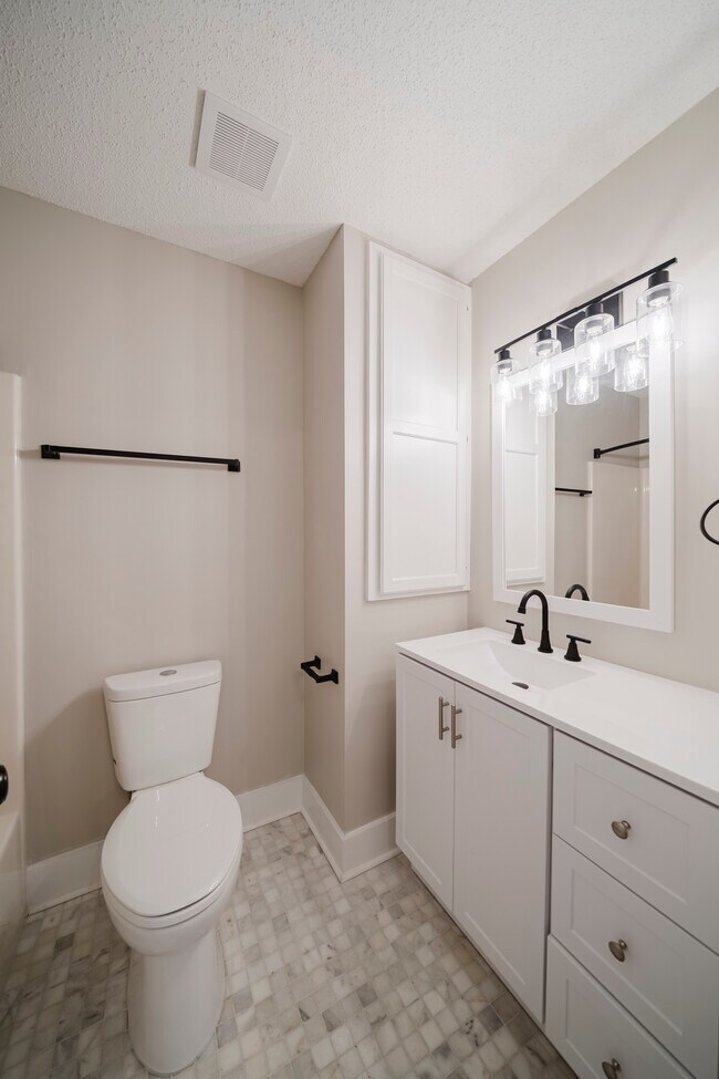 1072 Walnut St, Unit A in Macon, GA - Foto de edificio - Building Photo