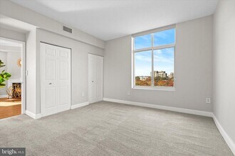 3101 N Hampton Dr in Alexandria, VA - Building Photo - Building Photo