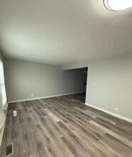 1311 Kingsbury Dr in Hanover Park, IL - Building Photo - Building Photo