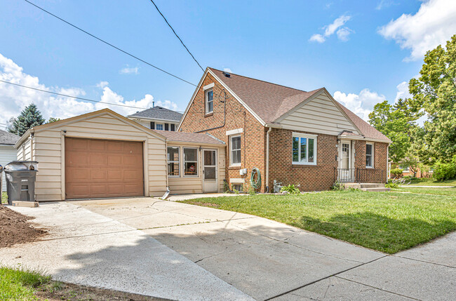 1704 S 21st St in Sheboygan, WI - Foto de edificio - Building Photo