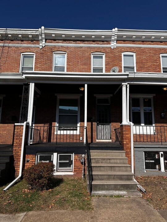 2206 Penrose Ave in Baltimore, MD - Foto de edificio