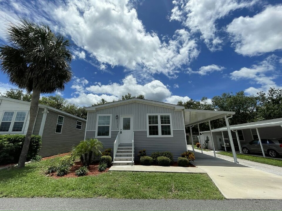 13122 Grape Ave in Grand Island, FL - Foto de edificio