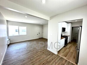 2304 N Frederic St in Burbank, CA - Building Photo - Building Photo