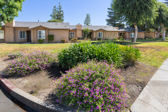 Caldwell Village Apartments in Visalia, CA - Foto de edificio - Building Photo