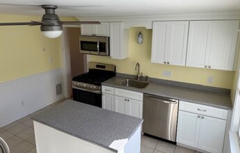 420 Church St, Unit Second Floor Unit in Whitinsville, MA - Foto de edificio - Building Photo