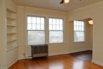 2354-2362-2362 SW Cactus Dr in Portland, OR - Building Photo - Building Photo