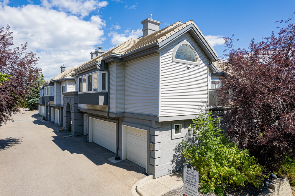 5699 14 Av SW in Calgary, AB - Building Photo