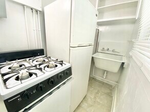 5520 Franklin Ave in Los Angeles, CA - Building Photo - Building Photo