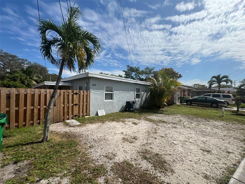 122 NW 6th Ave, Unit 2 in Dania Beach, FL - Building Photo