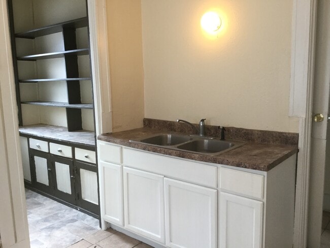 property at 3913-3915-3915 W Walnut St