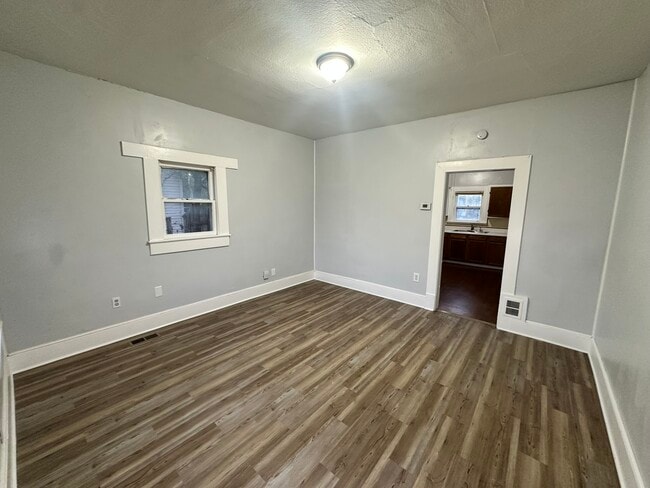 1524 E 3rd Ave in Hutchinson, KS - Building Photo - Building Photo