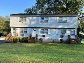 16 Caesar Dr in Bristol, CT - Foto de edificio - Building Photo