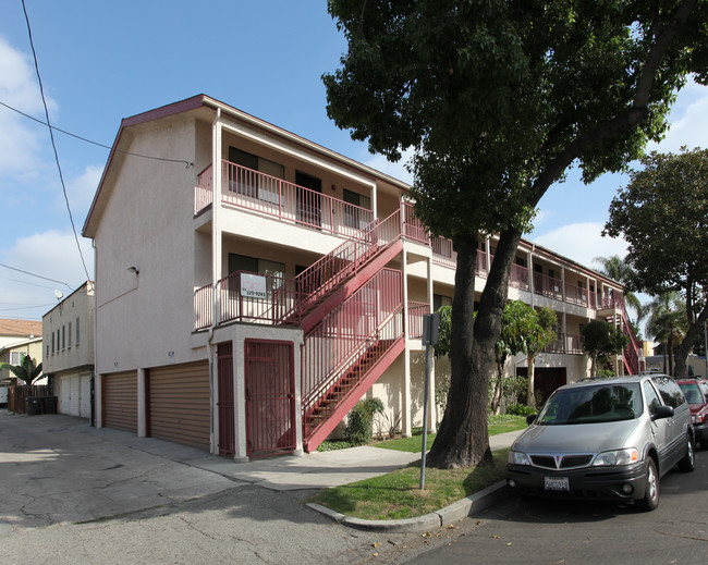 2101 Cedar Ave in Long Beach, CA - Foto de edificio - Building Photo