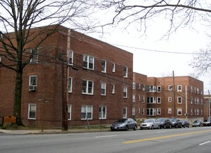 The Russell House South in Great Neck, NY - Building Photo - Building Photo