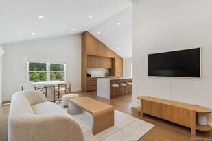 96 Town Ln in East Hampton, NY - Building Photo