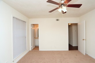 Highland Willows in Riverdale, GA - Building Photo - Interior Photo