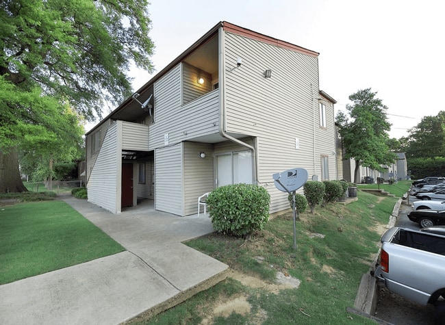 Overton Place in Memphis, TN - Foto de edificio - Building Photo