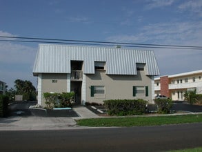 Hummingbird Apartments in North Palm Beach, FL - Foto de edificio - Building Photo