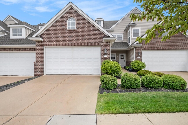 property at 2925 N Knightsbridge Cir