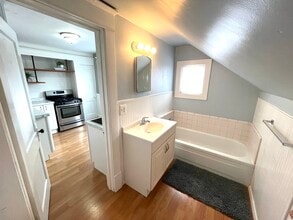 876 Courtney St NW, Unit 876 CourtneyStreet in Grand Rapids, MI - Foto de edificio - Building Photo