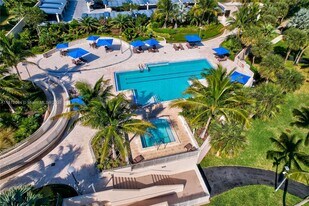 3 Grove Isle Dr in Miami, FL - Building Photo