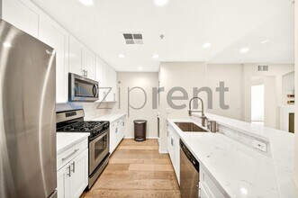 13075 Pacific Promenade in Los Angeles, CA - Foto de edificio - Building Photo